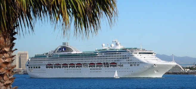 Kreuzfahrtschiff unterwegs in der Karibik